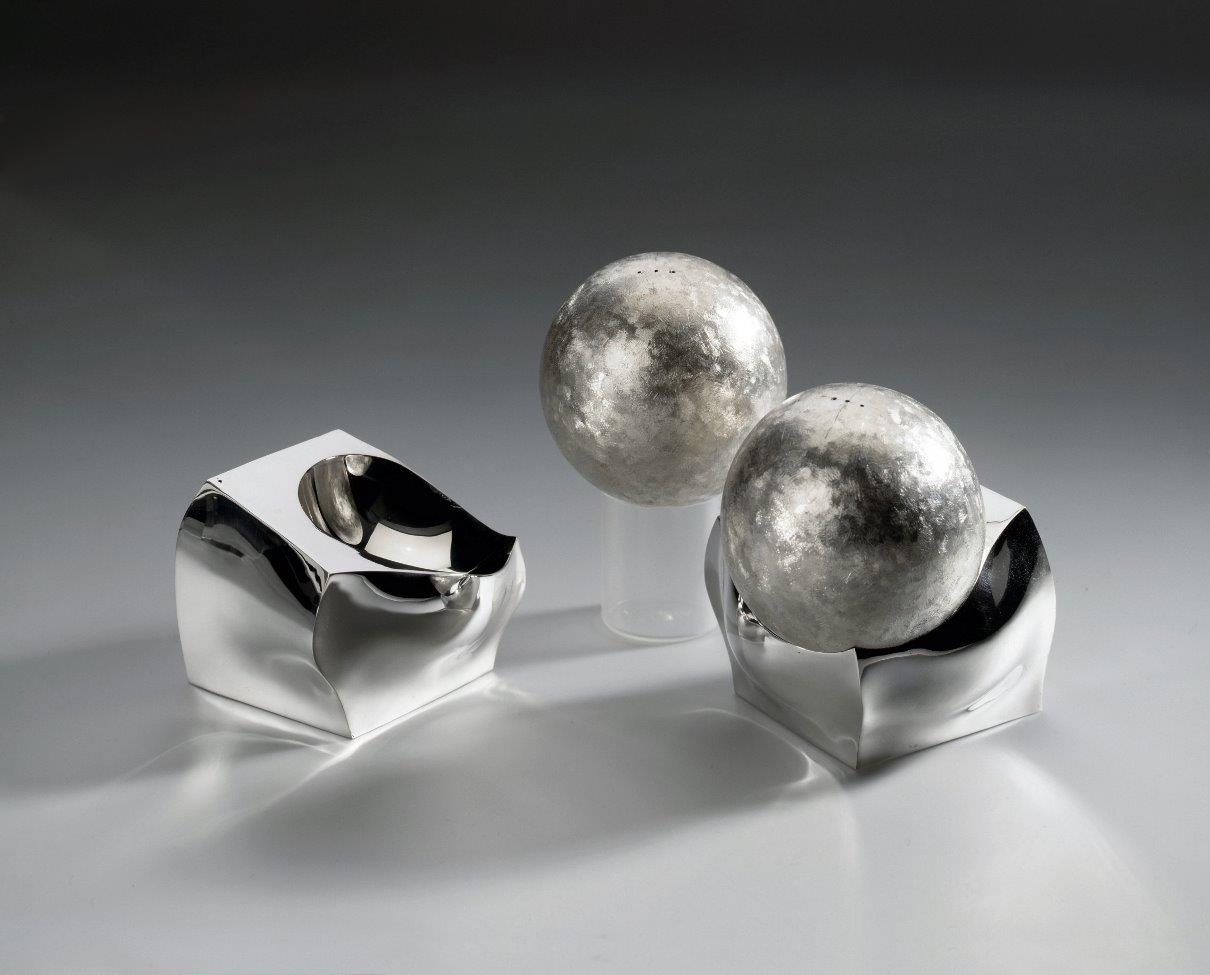 Silver salt and peper shakers Sphere Cube designed and executed by silversmith Wouter van Baalen, Schoonhoven 2003