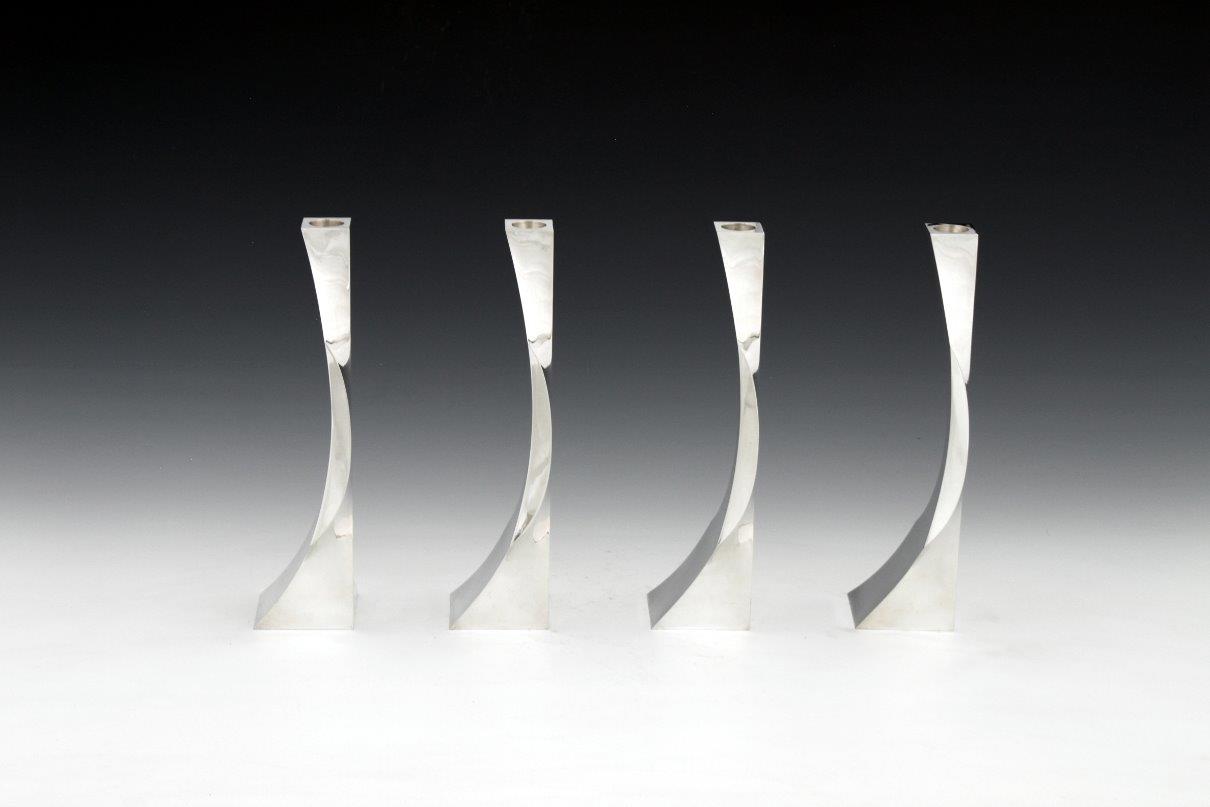 Zilveren kandelaars Fourfold vierkant, ontworpen en uitgevoerd door de zilversmid Wouter van Baalen, Amsterdam 2009
