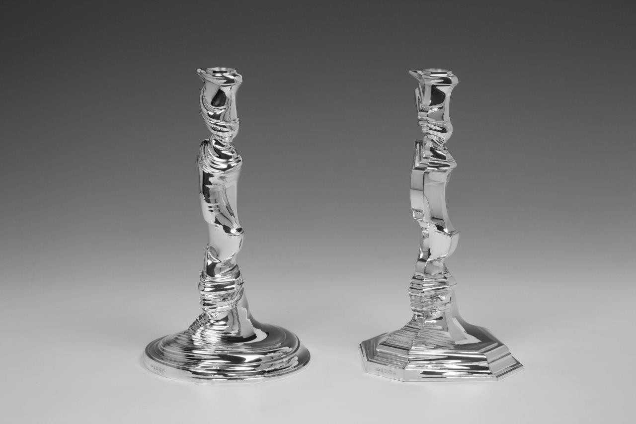 Twee zilveren kandelaars Style Mix ontworpen en uitgevoerd door de zilversmid Wouter van Baalen, Amsterdam 2020