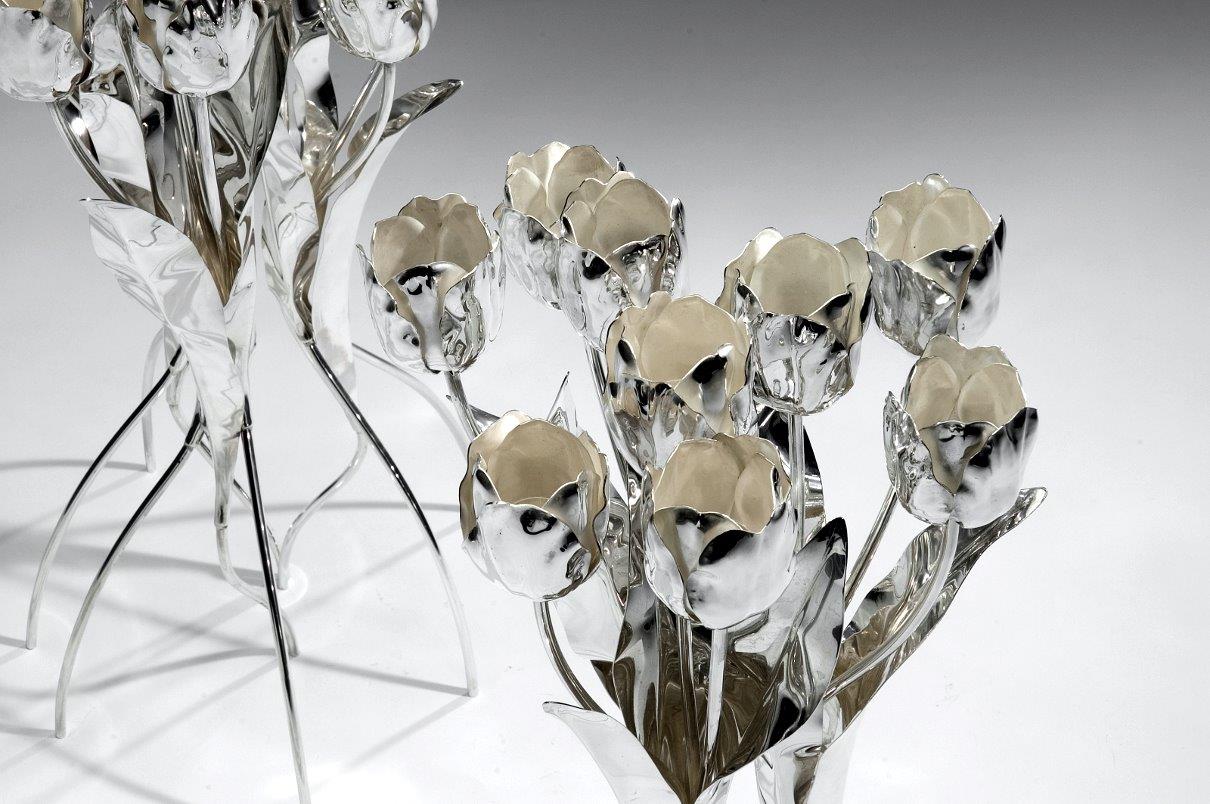 Dansende Tulpen, zes zilveren kandelaars. Geschenk van de Koninkrijksregering aan Hare Majesteit koningin Beatrix ter gelegenheid van haar Zilveren Regeringsjubileum. Ontworpen en uitgevoerd door zilversmid Wouter van Baalen 2005