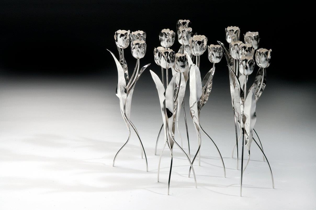 Dansende Tulpen, zes zilveren kandelaars. Geschenk van de Koninkrijksregering aan Hare Majesteit koningin Beatrix ter gelegenheid van haar Zilveren Regeringsjubileum. Ontworpen en uitgevoerd door zilversmid Wouter van Baalen 2005