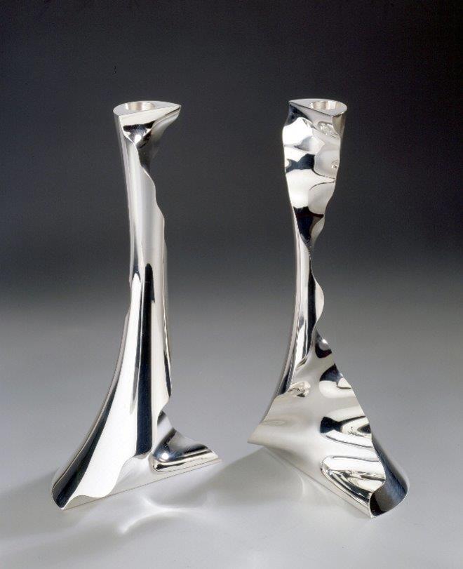 Zilveren kandelaars Sinus III, ontworpen en uitgevoerd door zilversmid Wouter van Baalen, Schoonhoven 2003