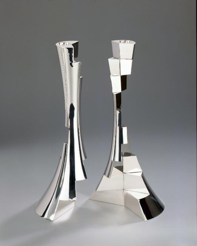 Zilveren kandelaars Sinus V, ontworpen en uitgevoerd door zilversmid Wouter van Baalen, Schoonhoven 2002